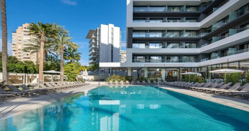 The perfect blend of city convenience and beachside relaxation in sunny Alicante view 2